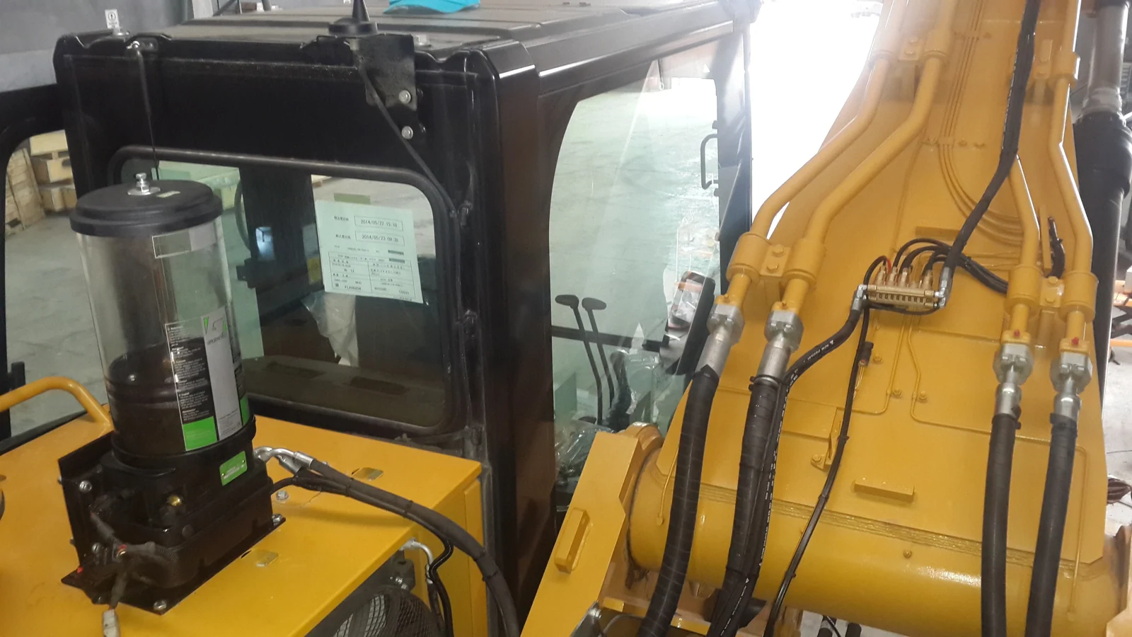 İş makinesine monte edilmiş otomatik gres pompası ve dağıtım hatları