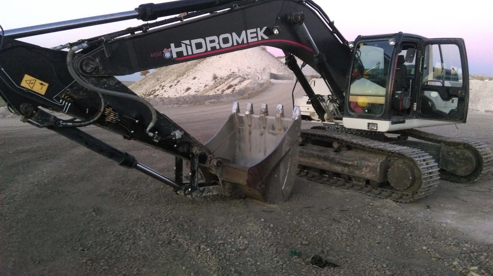 Hidromek paletli ekskavatörde bom ve kepçe görünümü
